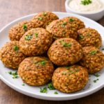 Ρεβυθοκεφτέδες vegan με σως ταχινιού σε πιάτο